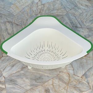 Oxo White and Green Corner Colander